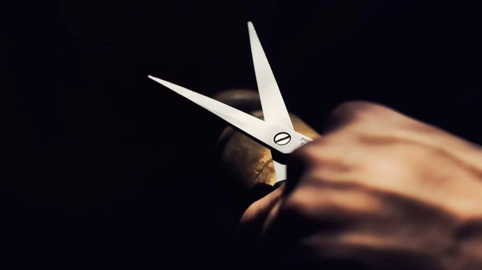 Τρόμος στην Κύπρο: Νεαρός κυκλοφορούσε με ψαλίδι και… έκοβε μαλλιά γυναικών